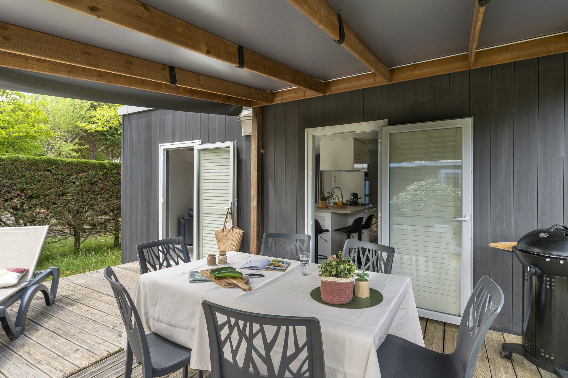 Terrasse extérieure aménagée avec table et chaises.