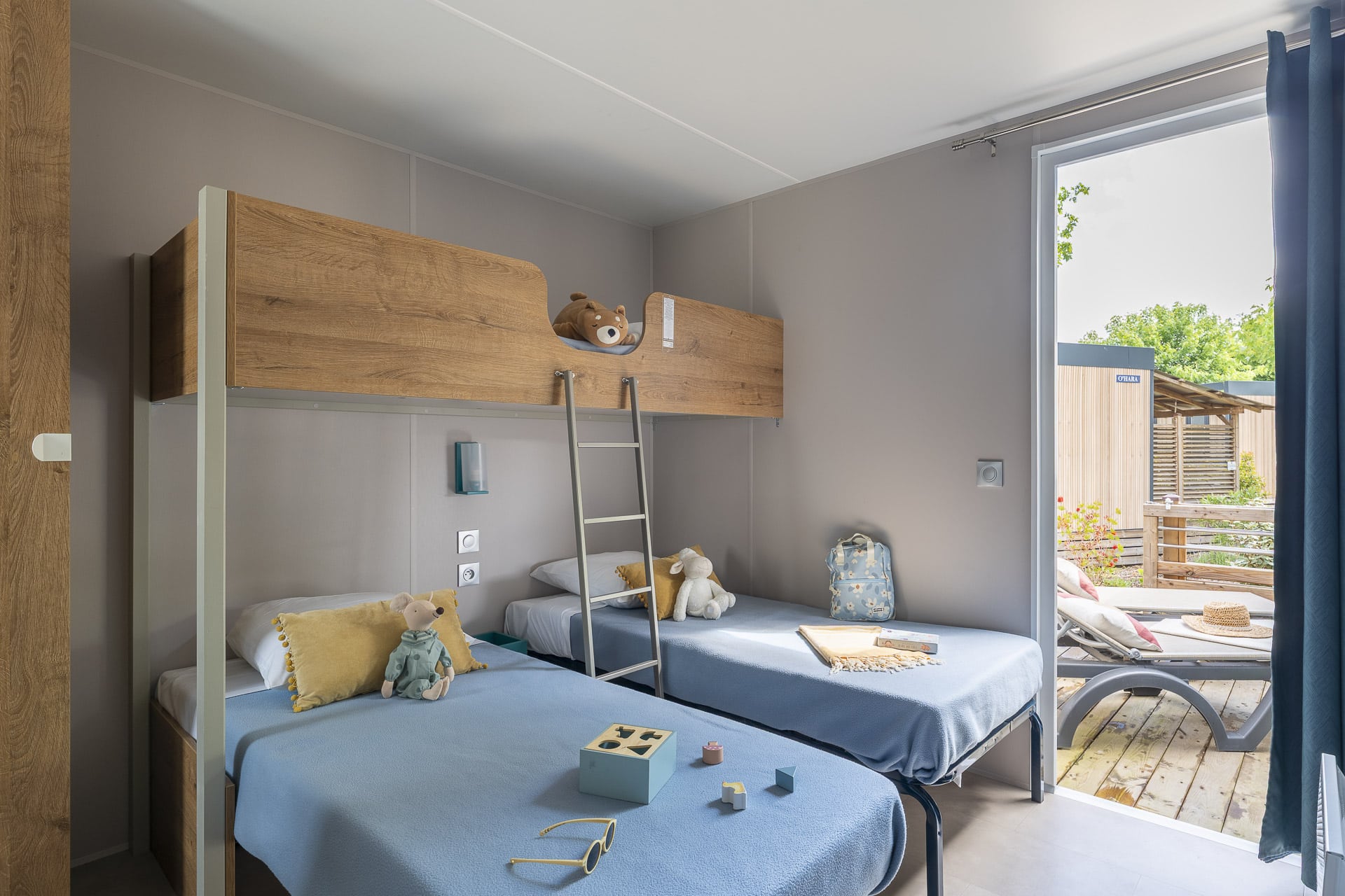 Chambre d'enfant avec lits superposés et jouets.