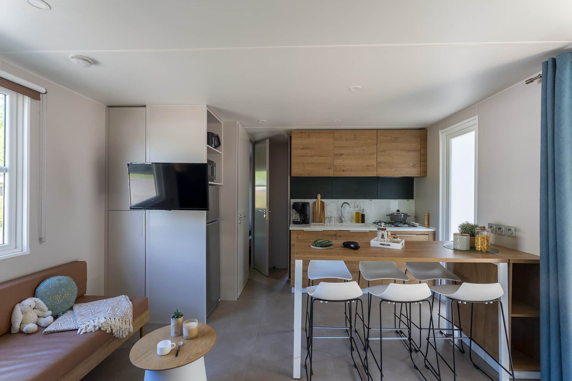 Cuisine moderne avec coin salon accueillant.