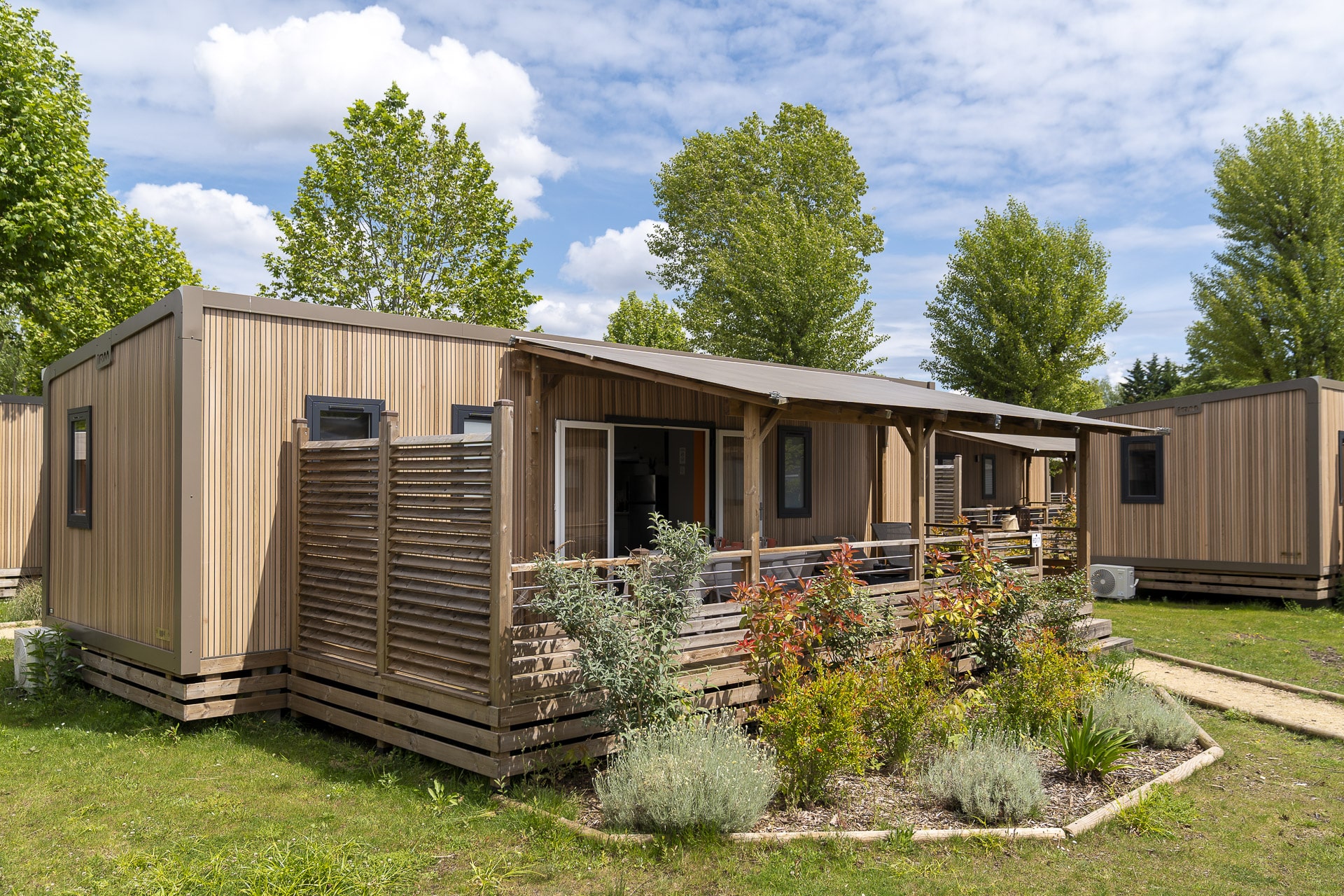 Bungalow moderne dans un cadre verdoyant.