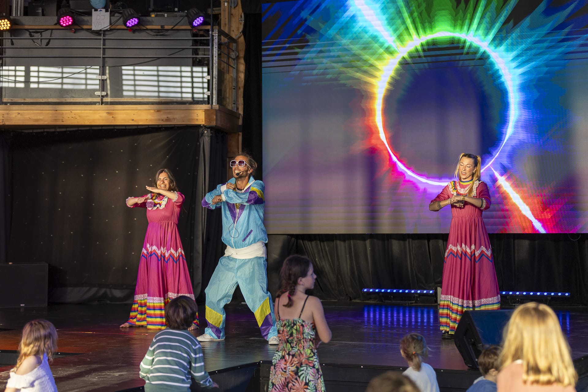 Spectacle de danse coloré sur scène pour enfants.