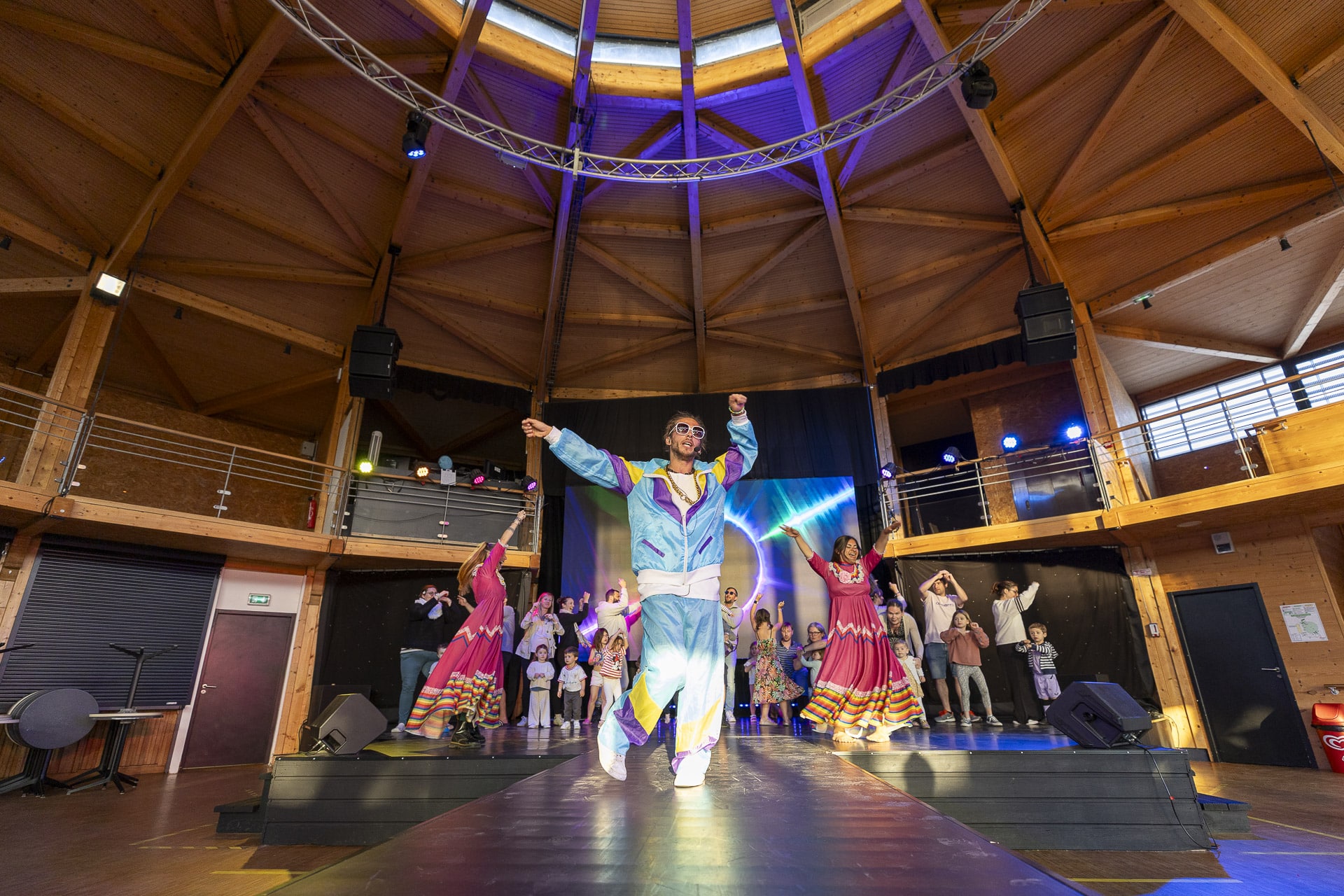 Spectacle de danse dans un théâtre en bois
