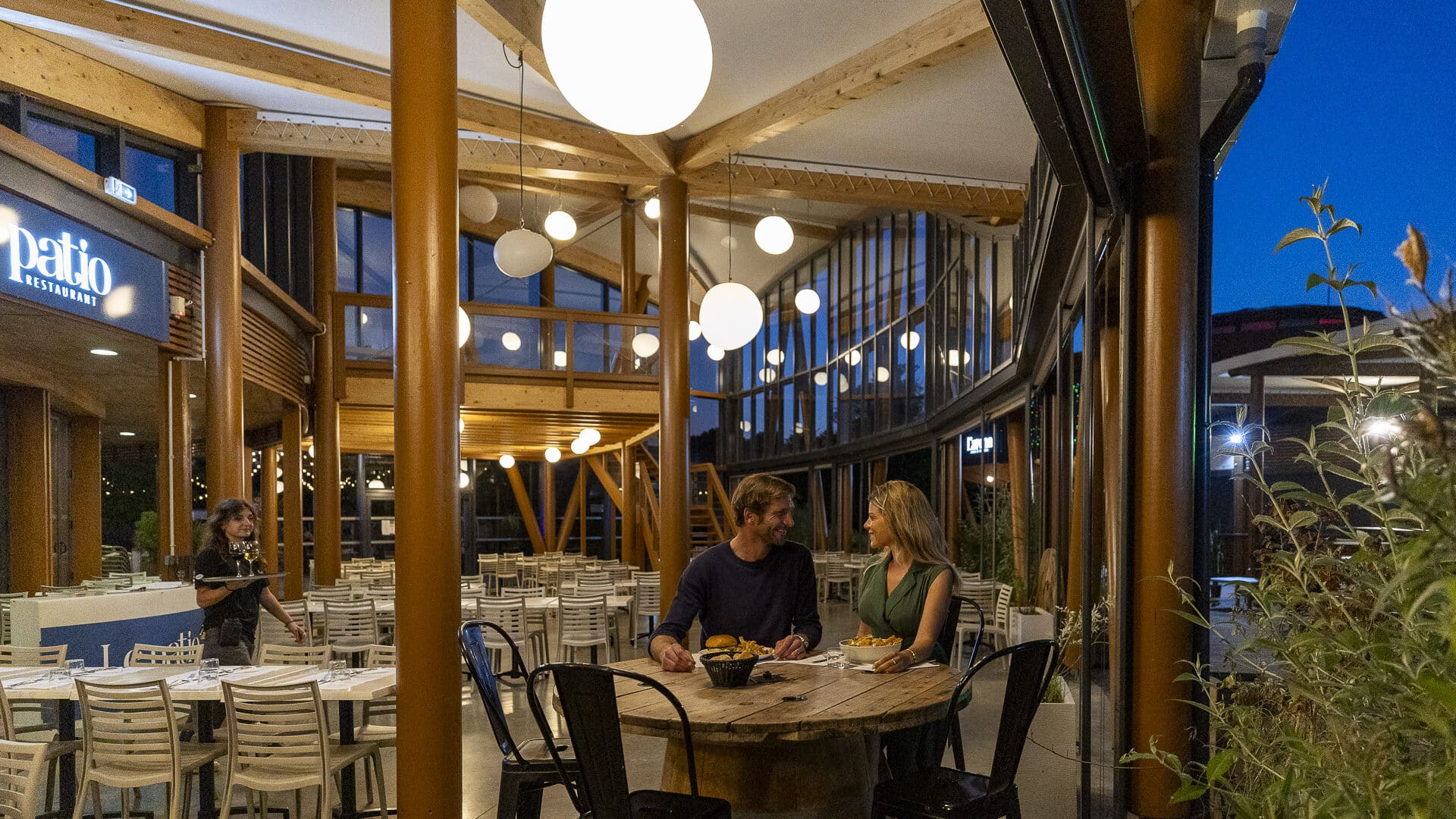 Couple dînant dans un restaurant moderne et lumineux.