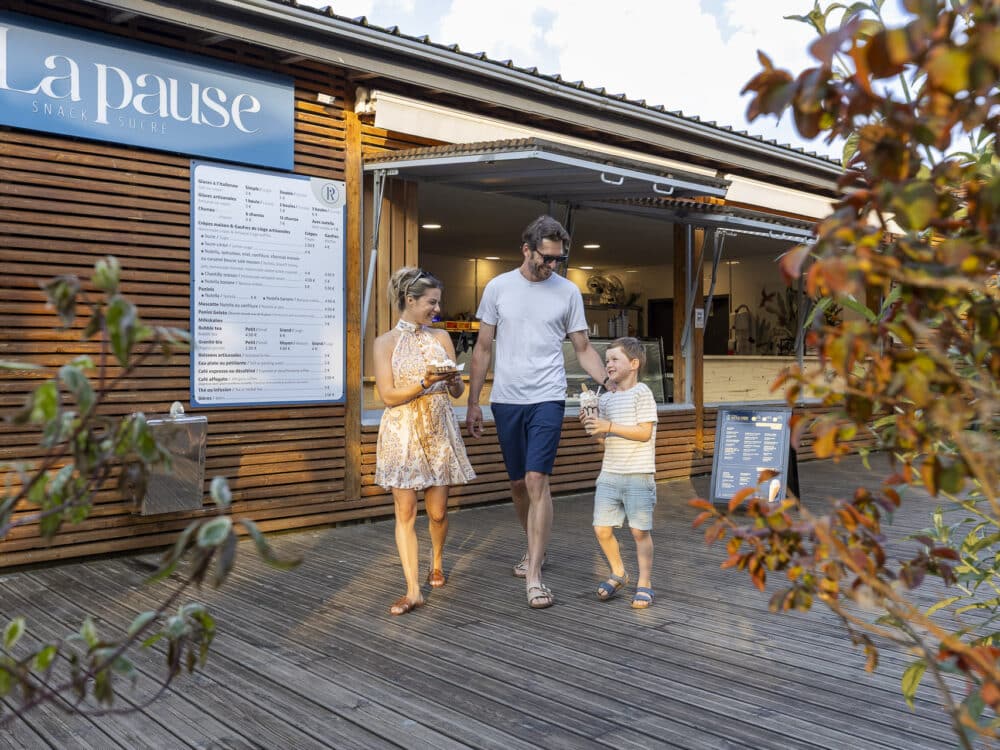 Famille dégustant des glaces devant le snack