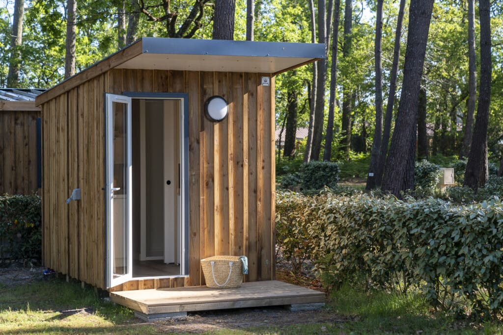 Cabine en bois dans une forêt verdoyante